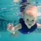 Как правильно и безопасно научить ребенка плавать: упражнения и методы